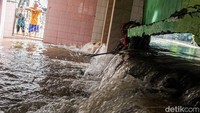 Petugas Suku Dinas Sumber Daya Air Jaksel mengecek jebolnya tembok penahan air. Lokasinya di dekat Musala Sabili, Gang Masjid Al-Ridwan 5. 