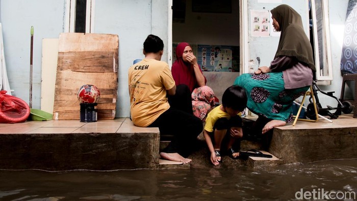 Tembok penahan air di RT 3 RW 6 Jati Padang, Pasar Minggu, Jaksel, jebol berdasarkan pantauan hari Senin (7/7/2025). Jebolnya tembok disebabkan tingginya debit air usai diguyur hujan.