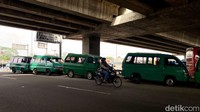 Selain itu, ada juga angkot yang ngetem di jalan yang menuju ke arah Cileunyi (Pasar Cileunyi), hal tersebut mengakibatkan pengurangan lajur yang tadinya dua menjadi satu. Pelambatan lalu lintas juga terjadi akibat angkot ngetem.