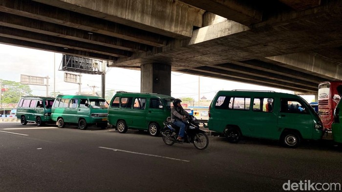 Terminal bayangan di bawah jembatan Tol Cileunyi Terminal bayangan di bawah jembatan Tol Cileunyi
