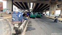 Karena tidak ada terminal, angkot yang ngetem dan parkir sembarangan tersebut menimbulkan kesan kumuh karena kondisinya semerawut.