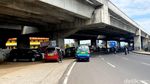 Kolong Tol Jembatan Cileunyi Jadi Terminal Angkot Bayangan