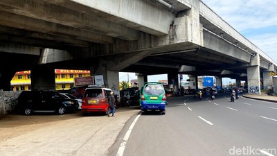 Kolong Tol Jembatan Cileunyi Jadi Terminal Angkot Bayangan