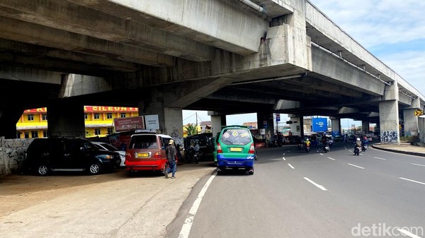 Kolong Tol Jembatan Cileunyi Jadi Terminal Angkot Bayangan