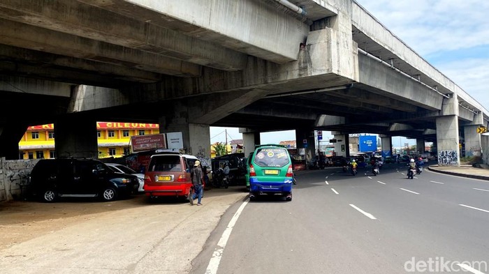 Terminal bayangan di bawah jembatan Tol Cileunyi Terminal bayangan di bawah jembatan Tol Cileunyi