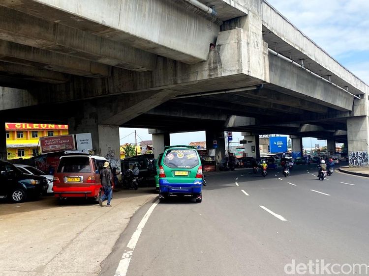 Kolong Tol Jembatan Cileunyi Jadi Terminal Angkot Bayangan