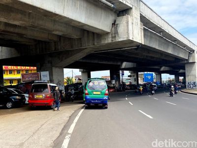 Kolong Tol Jembatan Cileunyi Jadi Terminal Angkot Bayangan