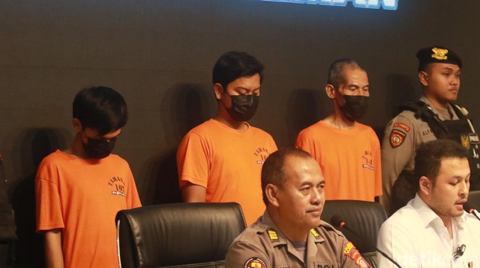 Tampang tiga orang penganiaya pacar driver Shopee Food di Bantulan, Godean, Sleman saat dirilis di Polresta Sleman, Senin (7/7/2025). Birdha berada di sisi paling kiri