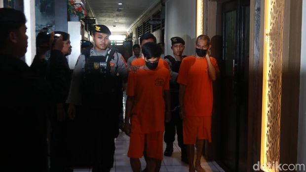 Tiga penganiaya pacar driver Shopee Food di Bantulan, Godean, Sleman saat digiring ke ruangan rilis di Polresta Sleman, Senin (7/7/2025).