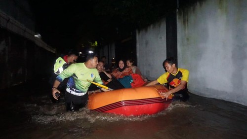 Tim gabungan mengevakuasi warga yang terdampak banjir di Mataram, NTB, pada Minggu (6/7/2025). (Foto: Dok. Polresta Mataram)