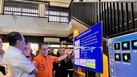 Deputi Operasi SAR dan Kesiapsiagaan Basarnas, Laksamana Muda TNI Ribut Eko Suyatno (tengah) menjelaskan, objek diduga kapal itu terdeteksi menggunakan alat citra sonar milik Dinas Navigasi Kementerian Perhubungan.