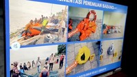 Timm SAR Gabungan juga merilis sejumlah foto barang-barang yang diduga terkait KMP Tunu Pratama Jaya yang tenggelam.
