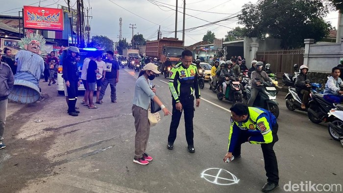 TKP kecelakaan angkot menabrak 3 motor di Bogor. (dok istimewa)