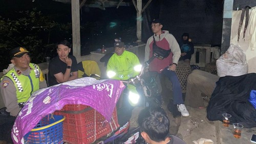 Tujuh pendaki dari total sembilan orang yang kembali dari pendakian Gunung Batukaru, Tabanan, Bali. (Foto: Dok. Polres Tabanan)