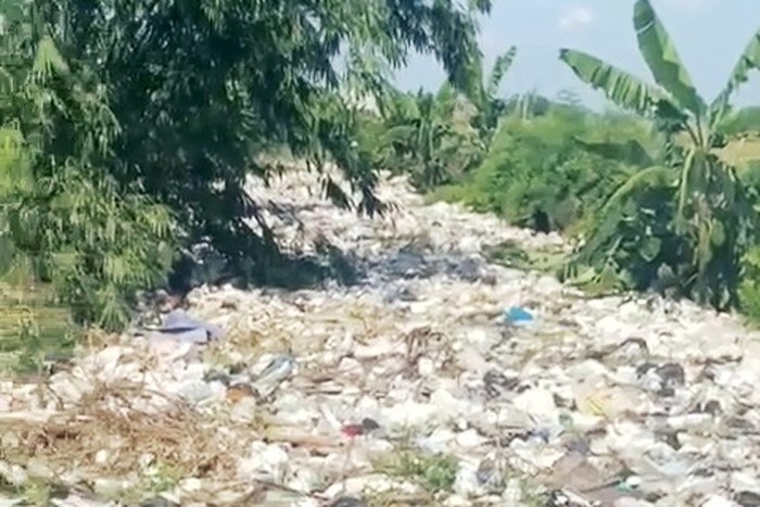 Tumpukan sampah hiasi irigasi pertanian di Karawang.
