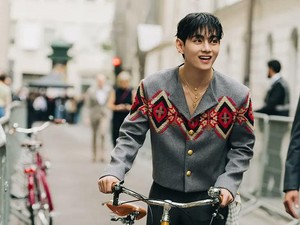 Gaya V BTS Eksis di Paris Usai Wamil, Diundang Anna Wintour ke Vogue World