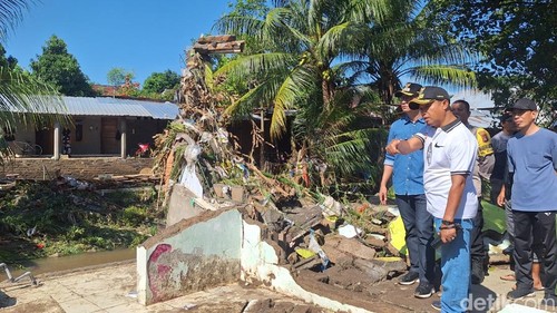 Wali Kota Mataram Mohan Roliskana turun ke Lingkungan Kebon Duren mengecek kondisi warga terdampak banjir, Senin (7/7/2025).