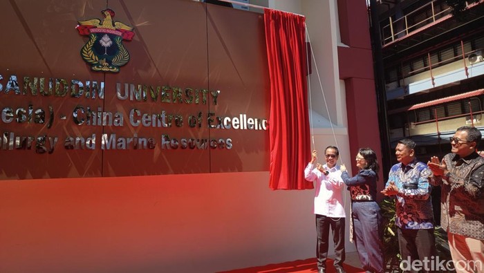 Wamendiktisaintek Prof Stella Christie didampingi Rektor Unhas Prof Jamaluddin Jompa meresmikan gedung pusat studi ASEAN-China di Unhas.
