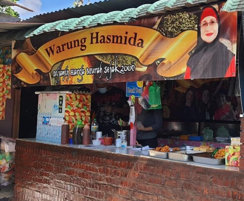 Warung Hasmida, kuliner legendaris di Kuching, Malaysia, yang menawarkan makanan seharga Rp 7 ribuan.