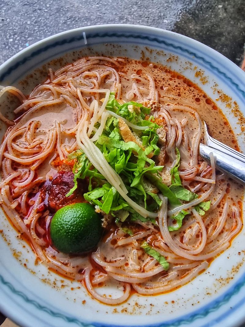 Warung Hasmida, kuliner legendaris di Kuching, Malaysia, yang menawarkan makanan seharga Rp 7 ribuan.