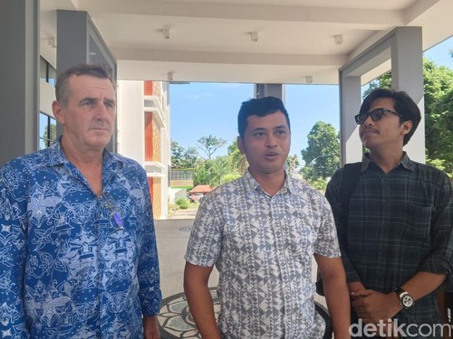 Warga Negara Australia didampingi kuasa hukumnya  melaporkan Wakil Ketua II DPRD Lobar ke Kejati NTB terkait dugaan pemerasan, (Senin, 7/7/2025). (Foto : Abdurrasyid Efendi/detikBali).