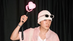 YOON WINNER gak lupa bawa lightstick! (Foto: dok. Instagram @w_n_r00)