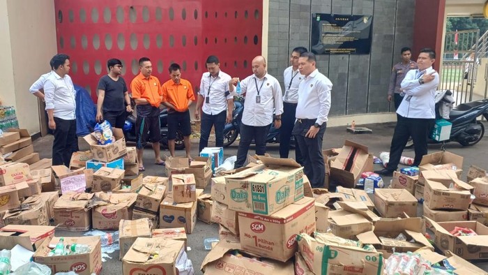 2 Pria Penjual Barang Kadaluwarsa di Tangsel