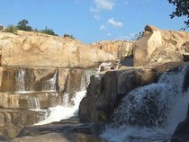 Panik! 5 Wisatawan Terjebak Arus Deras Air Terjun Favorit di India