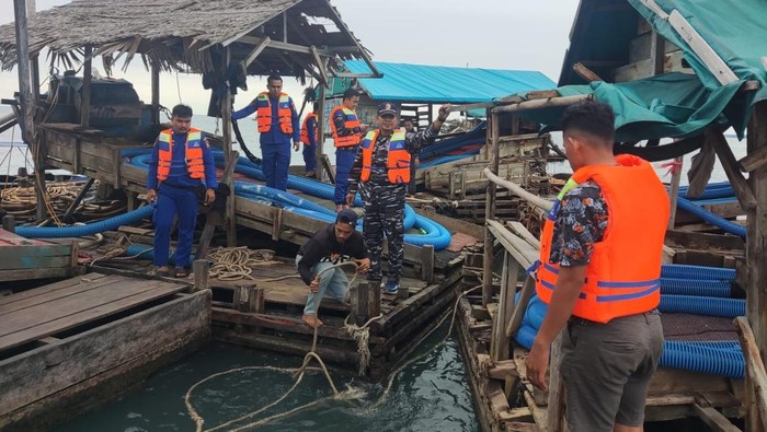 Alat atau ponton tambang timah yang diamankan oleh polisi.