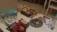 Ini adalah room refreshment sy, air mineral, buah naga, snack genji 2 pack n fiitbar 2 pack. Kalo sy pengen sesuatu sy beli sendiri misal soy joy, dark coklat w/ almond etc, ungkapnya dalam Instagram miliknya. Foto: dok instagram ari lasso