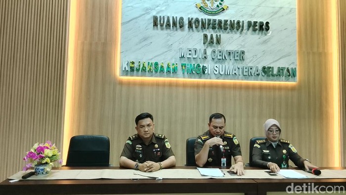Aspidsus Kejati Sumsel Umaryadi (tengah)