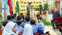 Siswa-siswi dari SDI Harapan Ibu, yang mana merupakan bagian dari Program Kemitraan Sekolah BRIDGE Australia-Indonesia, menghadiri peluncuran tersebut dan berpartisipasi dalam sesi membaca buku yang dibawakan oleh Nabila Adani, penulis dan ilustrator buku anak-anak Indonesia. Foto: (Dokumentasi Kedutaan Besar Australia)