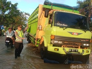 Puluhan Rumah Terendam Banjir di Bangkalan Akibat Curah Hujan Tinggi