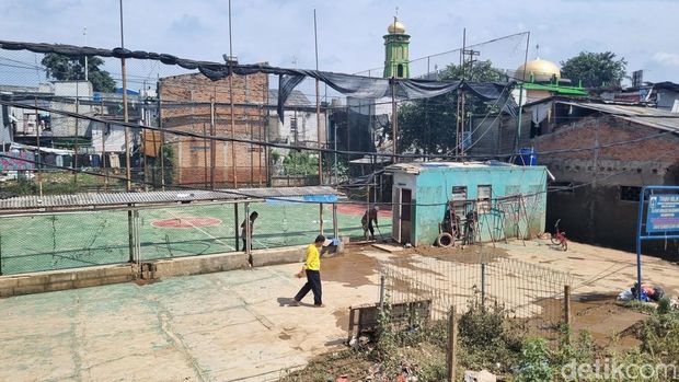 Banjir di Cililitan, Jaktim akibat luapan air dari Kali Ciliwung sudah surut. Saat ini tersisa sampah-sampah yang berserakan di sekitar rumah warga. (Taufiq K/detikcom)