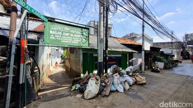 Banjir di Cililitan, Jaktim akibat luapan air dari Kali Ciliwung sudah surut. Saat ini tersisa sampah-sampah yang berserakan di sekitar rumah warga. (Taufiq K/detikcom)