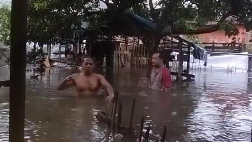 Banjir di Desa Lembuak, Kecamatan Narmada, Lombok Barat yang mencapai ketinggian sekitar 1,5 meter, pada 6 Juli 2025. (Istimewa)