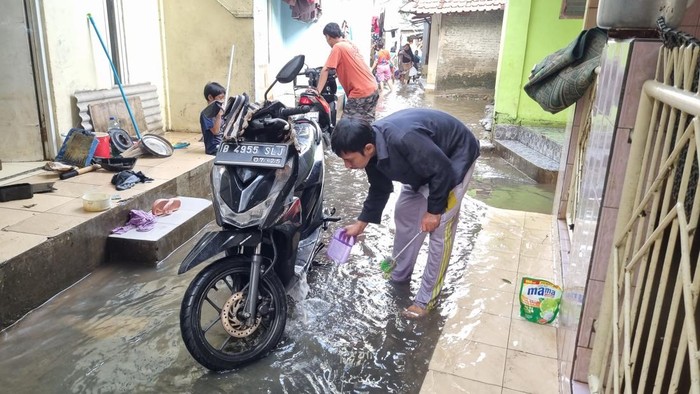 Banjir di Jati Padang Belum Surut, Warga Manfaatkan Buat Cuci Motor