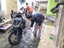 Ada Warga Cuci Motor Pakai Air Genangan Banjir, Padahal Bahaya