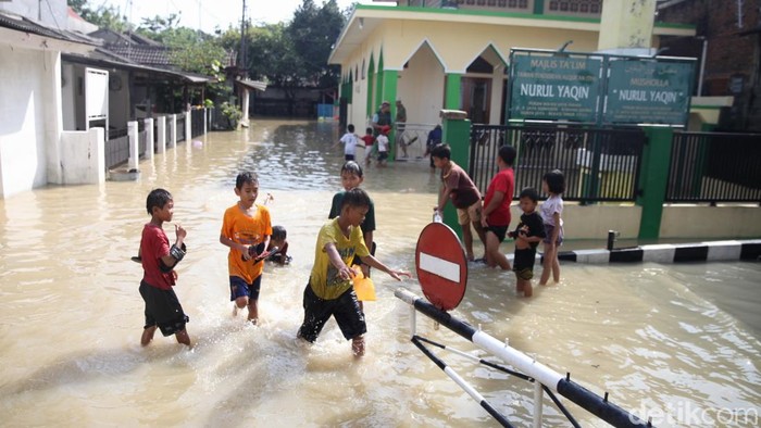 Kawasan Perumahan Bekasi Jaya Indah, Kota Bekasi, Jawa Barat, terendam banjir pada Selasa (8/7/2025). Genangan air sempat mencapai setinggi pinggang orang dewasa pada pagi hari.