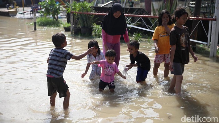 Kawasan Perumahan Bekasi Jaya Indah, Kota Bekasi, Jawa Barat, terendam banjir pada Selasa (8/7/2025). Genangan air sempat mencapai setinggi pinggang orang dewasa pada pagi hari.