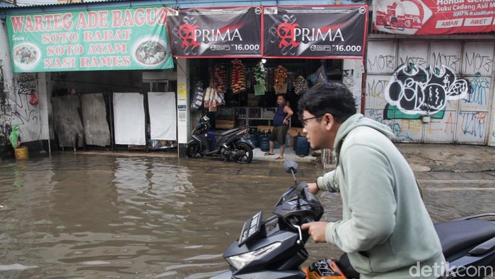 Banjir Tak Hentikan Warung Madura Buka 24 Jam Warung Madura beroperasi di Jalan Ceger Raya, Tangsel, yang terpantau banjir hari Selasa (8/7/2025).