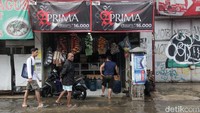 Meski begitu, Warung Madura di sana tetap buka seperti biasa. Pembeli tetap datang untuk berbelanja kebutuhan sehari-hari.