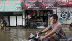 Banjir Tak Hentikan Warung Madura Buka 24 Jam
