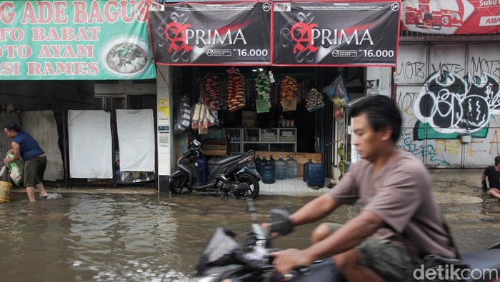 Banjir Tak Hentikan Warung Madura Buka 24 Jam Warung Madura beroperasi di Jalan Ceger Raya, Tangsel, yang terpantau banjir hari Selasa (8/7/2025).