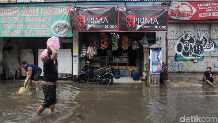 Banjir Tak Hentikan Warung Madura Buka 24 Jam Warung Madura beroperasi di Jalan Ceger Raya, Tangsel, yang terpantau banjir hari Selasa (8/7/2025).