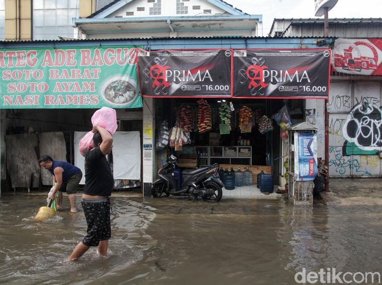Banjir Tak Hentikan Warung Madura Buka 24 Jam