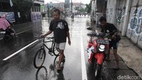 Jalan Ceger Raya terendam air akibat intensitas hujan yang cukup deras. Genangan menutupi sebagian besar ruas jalan di kawasan itu.