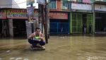 Aksi Santuy Bapak-bapak Makan Mie Instan di Tengah Banjir
