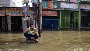 Aksi Santuy Bapak-bapak Makan Mie Instan di Tengah Banjir