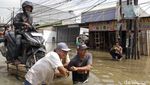 Aksi Santuy Bapak-bapak Makan Mie Instan di Tengah Banjir